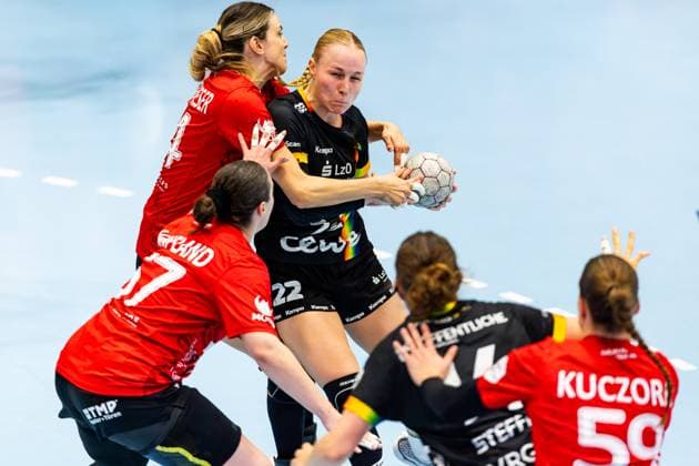 25 10 2025, GER, Handball, Women, Season 2025 2026, Alsco 1 Bl, 6 Matchday, Thueringer HC VfL Oldenburg Lotta Roepcke VfL Oldenburg , Anika Niederwieser Thueringer HC,14 99947 Bad Langensalza Salza Halle Sporthalle Mehrz Thüringen Germany