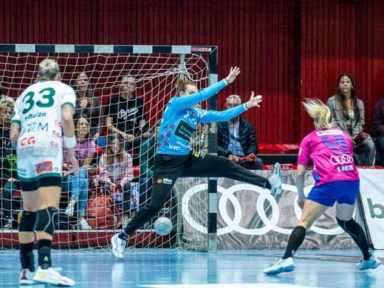 Petra Hlogyik Frisch Auf Women, 72 on a seven-meter penalty against Antje Doell Sport Union Neckarsulm, 59 , Sport Union Neckarsulm vs Frisch Auf Goeppingen, Handball, 1 Bundesliga, Season 2025 2026, 25 10 2025 Sport Union Neckarsulm vs Frisch Auf Goeppingen, Handball, 1 Bundesliga, Season 2025 2026, 25 10 2025 Neckarsulm Copyright: xEibner-Pressefoto MichaelxSchmidx EP_MST