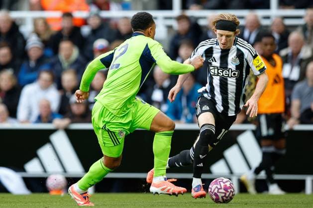 25th October 2025; St James Park, Newcastle, England; Premier League Football, Newcastle United versus Fulham; Anthony Gordon of Newcastle United runs at Kenny Tete of Fulham  CraigxCowan