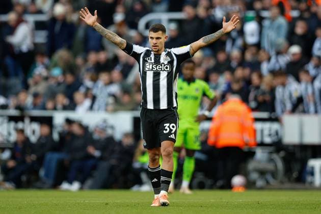 25th October 2025; St James Park, Newcastle, England; Premier League Football, Newcastle United versus Fulham; Bruno Guimaraes of Newcastle United celebrates scoring his sides second goal of the match in the 90th min 2-1  CraigxCowan