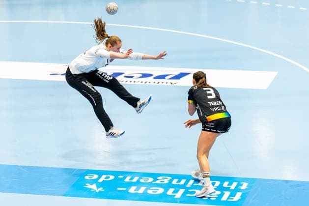 25 10 2025, GER, Handball, Women, Season 2025 2026, Alsco 1 Bl, 6 Matchday, Thueringer HC VfL Oldenburg Lana Teiken VfL Oldenburg , Laura Kuske Thueringer HC,11 99947 Bad Langensalza Salza Halle Sporthalle Mehrz Thüringen Germany