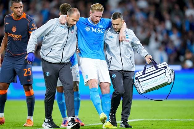 SSC Napoli v FC Internazionale - Serie A Enilive Kevin De Bruyne of SSC Napoli despairs as he leaves the pitch supported by physios after picking up an injury during the serie Serie A Enilive match between SSC Napoli and FC Internazionale at Stadio Diego Armando Maradona on October 25, 2025 in Naples, Italy Naples Stadio Diego Armando Maradona Naples Italy Copyright: xGiuseppexMaffiax 251025_SerieA_Napoli-Inter_GM_5834