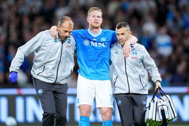 SSC Napoli v FC Internazionale - Serie A Enilive Kevin De Bruyne of SSC Napoli despairs as he leaves the pitch supported by physios after picking up an injury during the serie Serie A Enilive match between SSC Napoli and FC Internazionale at Stadio Diego Armando Maradona on October 25, 2025 in Naples, Italy Naples Stadio Diego Armando Maradona Naples Italy Copyright: xGiuseppexMaffiax 251025_SerieA_Napoli-Inter_GM_5878