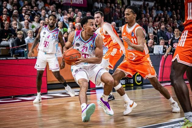 1 Basketball Bundesliga, easyCredit BBL, Season 2025 2026, Men, Main round, 5 Matchday, 25 10 2025, RASTA Vechta Telekom Baskets Bonn Joel Aminu 21 Telekom Baskets Bonn in action Vechta RASTA Dome Lower Saxony Germany