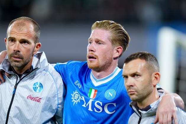 SSC Napoli v FC Internazionale - Serie A Enilive Kevin De Bruyne of SSC Napoli despairs as he leaves the pitch supported by physios after picking up an injury during the serie Serie A Enilive match between SSC Napoli and FC Internazionale at Stadio Diego Armando Maradona on October 25, 2025 in Naples, Italy Naples Stadio Diego Armando Maradona Naples Italy Copyright: xGiuseppexMaffiax 251025_SerieA_Napoli-Inter_GM_6078
