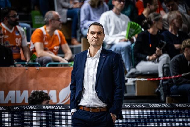 1 Basketball Bundesliga, easyCredit BBL, Season 2025 2026, Men, Main round, Matchday 5, 25 10 2025, RASTA Vechta Telekom Baskets Bonn Marko Stankovic Head Coach Telekom Baskets Bonn during the game Vechta RASTA Dome Lower Saxony Germany