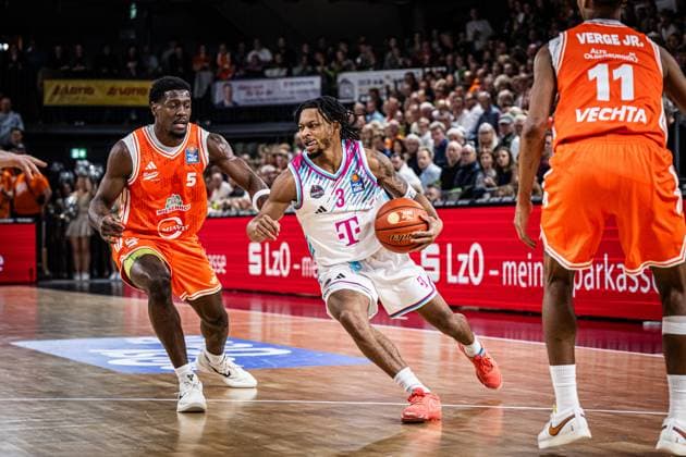 1 Basketball Bundesliga, easyCredit BBL, Season 2025 2026, Men, Main round, Matchday 5, 25 10 2025, RASTA Vechta Telekom Baskets Bonn Zachery Cooks 3 Telekom Baskets Bonn in action Vechta RASTA Dome Lower Saxony Germany