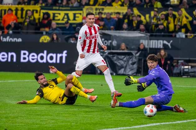 25 10 2025 Football Borussia Dortmund 1 FC Cologne, Matchday 8 at Signal Iduna Park Ramy Bensebaini Borussia Dortmund l r , Said El Mala 1 FC Cologne and goalkeeper Gregor Kobel Borussia Dortmund fight for the ball IMPORTANT NOTICE In accordance with the regulations of the DFL and the DFB, it is prohibited to use or have used photographs taken in the stadium and or of the match in the form of sequential images and or video-like photo series Copyright: xDavidxInderliedx