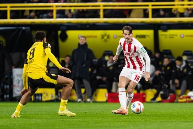 GER, 1 FBL, Borussia Dortmund vs 1 FC Köln 25 10 2025, Signal Iduna Park, Dortmund, GER, 1 FBL, Borussia Dortmund vs 1 FC Köln in picture Jakub KamiÅ ski Kaminski 1 FC Köln Koeln, 16 single action whole body whole body ball on foot Felix Nmecha Borussia Dortmund, 8 nordphotoxGmbHxx xChristianxSchulze nph000300