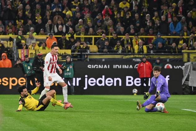 Said El Mala 1 FC Koeln awards free in front of goalkeeper Gregor Kobel Borussia Dortmund , left Ramy Bensebaini Borussia Dortmund 25 10 2025, Fußball 1 Bundesliga, Saison 2025 2026, 8 Spieltag, Borussia Dortmund 1 FC Köln DFL regulations prohibit any use of photographs as image sequences and or quasi video Dortmund Signal Iduna Park Nordrhein Westfalen Germany Team2