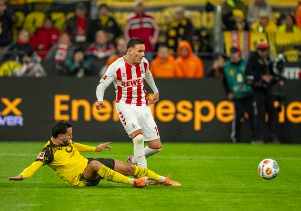 Said El Mala 1 FC Koeln, 13 with a shot on goal by Gregor KOBEL Borussia Dortmund, 1 , Ramy BENSEBAINI Borussia Dortmund, 5 tries to block 25 10 2025, Football, 1 Bundesliga Borussia Dortmund 1 FC Köln in Dortmund, Signal Iduna Park DFL regulations prohibit any use of photographs as image sequences and or quasi video Copyright: HMBxMedia xMarcoxBader