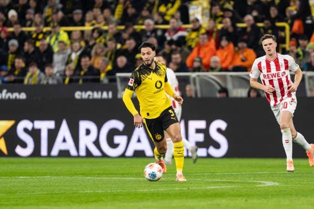 GER, 1 FBL, Borussia Dortmund vs 1 FC Köln 25 10 2025, Signal Iduna Park, Dortmund, GER, 1 FBL, Borussia Dortmund vs 1 FC Köln in picture Ramy Bensebaini Borussia Dortmund, 5 single action whole body whole body ball on foot nordphotoxGmbHxx xChristianxSchulze nph000300