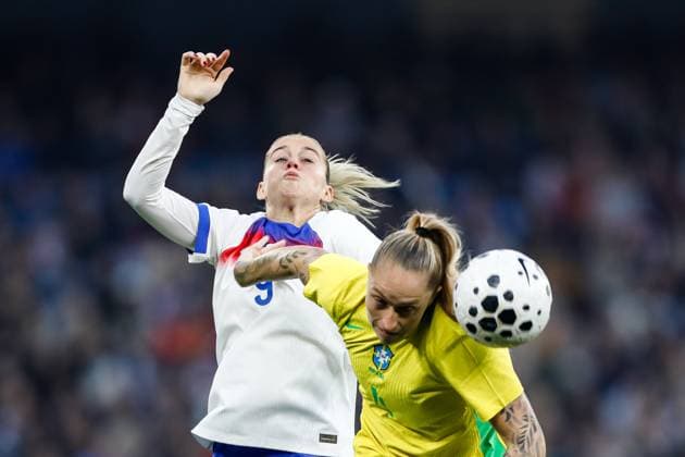 England Women v Brazil Women International Friendly, Länderspiel, Nationalmannschaft Alessia RUSSO of England Women and Isadora HAAS GEHLEN of Brazil Women during the International Friendly match at the City of Manchester Stadium, Manchester UK Newspapers OUT Copyright: xMaxxTomlinsonx FIL-22400-0043