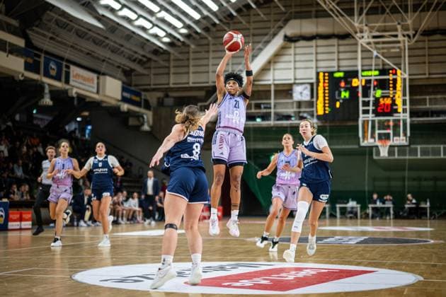 Basketball Berlin 25 10 2025 Season 2025 2026 Toyota DBBL 1 Bundesliga Women, Women Alba Berlin SYNTAINICS MBC Deeshyra Thomas Alba, No 21 Anna Suckstorff MBC, No 08