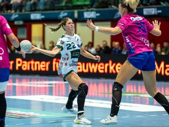 Sina Ehmann Frisch Auf Frauen, 22 throws from the back, Sport Union Neckarsulm vs Frisch Auf Goeppingen, Handball, 1 Bundesliga, Season 2025 2026, 25 10 2025 Sport Union Neckarsulm vs Frisch Auf Goeppingen, Handball, 1 Bundesliga, Season 2025 2026, 25 10 2025 Neckarsulm Copyright: xEibner-Pressefoto MichaelxSchmidx EP_MST