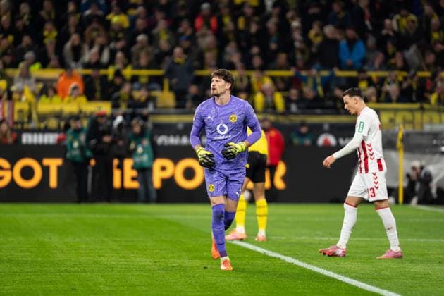 GER, 1 FBL, Borussia Dortmund vs 1 FC Köln 25 10 2025, Signal Iduna Park, Dortmund, GER, 1 FBL, Borussia Dortmund vs 1 FC Köln in the picture Gregor Kobel Borussia Dortmund, 1 nordphotoxGmbHxx xChristianxSchulze nph000300