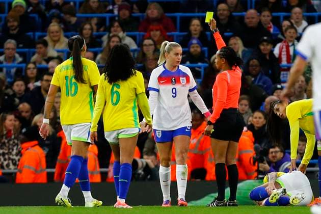 England v Brazil, Manchester, UK - 25 October 2025 Alessia Russo of England is shown a yellow card by referee Natalie Simon during the Women™s International Friendly, Länderspiel, Nationalmannschaft match between England and Brazil at The Etihad Stadium on 25 October 2025 in Manchester, England (Photo by Steve Taylor PPAUK) Manchester The Etihad Stadium Greater Manchester England Copyright: xStevexTaylor PPAUKx PPA-225711