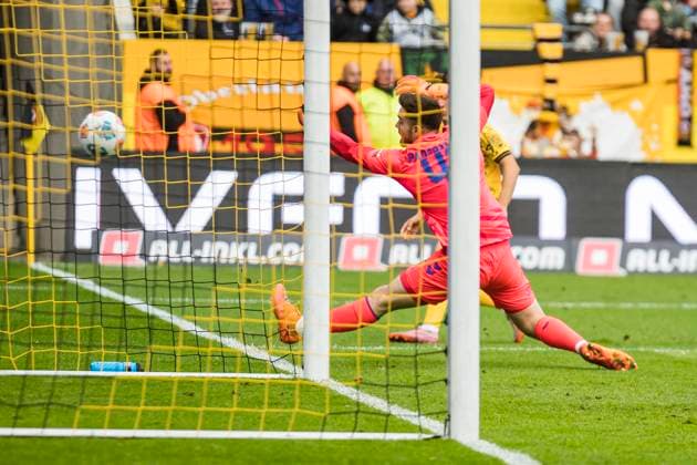 25 10 2025, xomx, Soccer 2 Bundesliga, Dynamo Dresden SC Paderborn 07 v l The ball from Konrad Faber Dynamo Dresden goes just past the box of Dennis Seimen SC Paderborn 07 DFL DFB REGULATIONS PROHIBIT ANY USE OF PHOTOGRAPHS as IMAGE SEQUENCES and or QUASI VIDEO Dresden