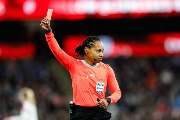 England Women v Brazil Women International Friendly, Länderspiel, Nationalmannschaft Referee Natalie Simon shows Angelina ALONSO COSTANTINO of Brazil Women a red card during the International Friendly match at the City of Manchester Stadium, Manchester UK Newspapers OUT Copyright: xMaxxTomlinsonx FIL-22400-0051
