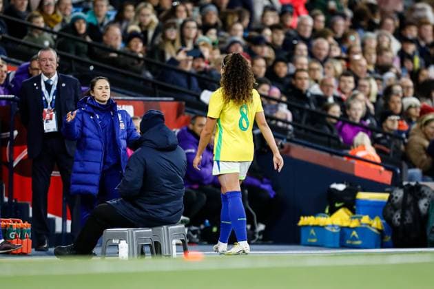 England Women v Brazil Women International Friendly, Länderspiel, Nationalmannschaft Angelina ALONSO COSTANTINO of Brazil Women walks down the tunnel after getting sent off during the International Friendly match at the City of Manchester Stadium, Manchester UK Newspapers OUT Copyright: xMaxxTomlinsonx FIL-22400-0053