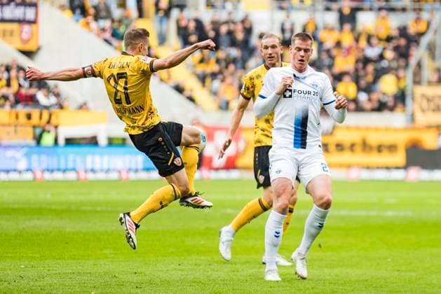 25 10 2025, xomx, Soccer 2 Bundesliga, Dynamo Dresden SC Paderborn 07 v l Niklas Hauptmann Dynamo Dresden and Steffen Tigges SC Paderborn 07 in a duel on the ball DFL DFB REGULATIONS PROHIBIT ANY USE OF PHOTOGRAPHS as IMAGE SEQUENCES and or QUASI VIDEO Dresden