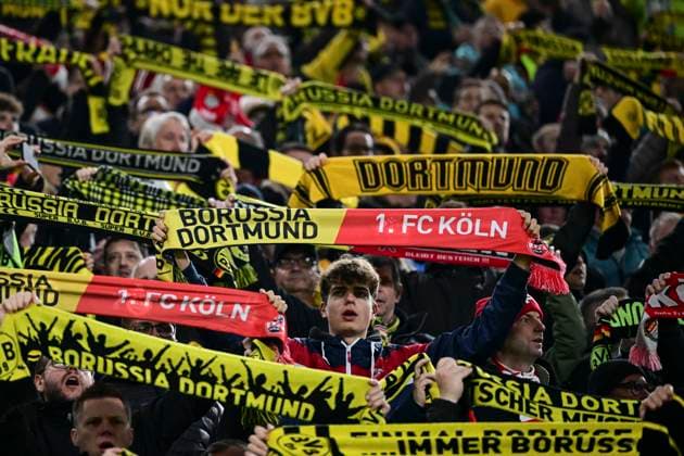 Fan mit Schal Dortmund Köln, Borussia Dortmund vs 1 FC Koeln, Fußball, 1 Bundesliga, 08 Spieltag, 25 10 2025 DFB regulations prohibit any use of photographs as image sequences and or quasi video Dortmund Nordrhein Westfalen Germany Copyright: xkolbert-press MarcxNiemeyerx