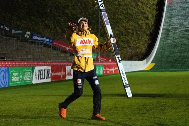 25.10.2025, Skispringen, Herren, FIS Sommer Grand Prix, Finaler Einzelwettbewerb Philipp Raimund (GER) freut sich über den Gewinn der Gesamtwertung der Sommer Grand Prix Serie 2025. Klingenthal Vogtland Arena Sachsen Deutschland *** 25 10 2025, Ski Jumping, Men, FIS Summer Grand Prix, Final Individual Competition Philipp Raimund GER is happy about winning the overall ranking of the Summer Grand Prix Series 2025 Klingenthal Vogtland Arena Saxony Germany