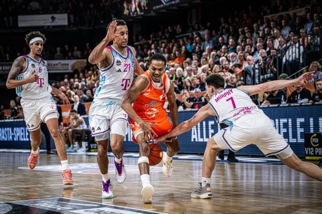 1 Basketball Bundesliga, easyCredit BBL, Season 2025 2026, Men, Main round, 5 Matchday, 25 10 2025, RASTA Vechta Telekom Baskets Bonn Alonzo Verge 11 RASTA Vechta in action Vechta RASTA Dome Lower Saxony Germany