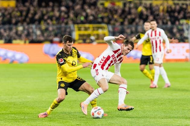 1 Fussball Bundesliga Borussia Dortmund vs 1 FC Koeln, 25 10 2025 DORTMUND, GERMANY OCTOBER 25 Jakub Kaminski 1 FC Koeln, 16 defends the ball against Pascal Gross Groß, Borussia Dortmund, 13 during the Bundesliga match between Borussia Dortmund vs 1 FC Koeln at Signal Iduna Park on matchday 8 of the 1 Fussball Bundesliga on October 25, 2025 in Dortmund, Germany Copyright: xBEAUTIFULxSPORTS Wunderlx