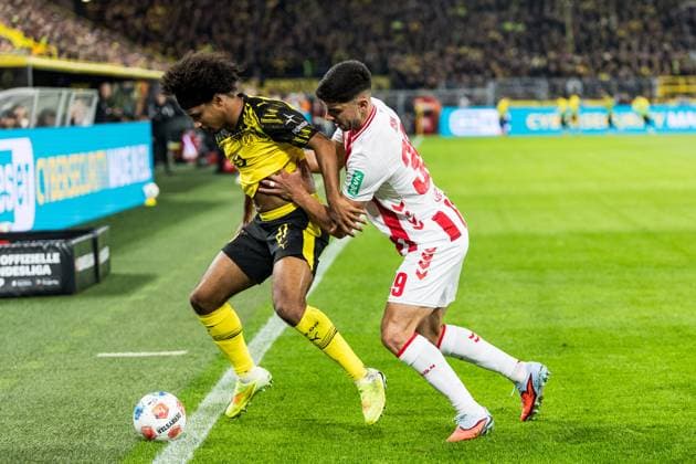 1 Fussball Bundesliga Borussia Dortmund vs 1 FC Koeln, 25 10 2025 DORTMUND, GERMANY OCTOBER 25 Karim Adeyemi Borussia Dortmund, 27 defends the ball against Cenk Oezkacar Özkacar, Ozkacar, 1 FC Koeln, 39 during the Bundesliga match between Borussia Dortmund vs 1 FC Koeln at Signal Iduna Park on matchday 8 of the 1 Fussball Bundesliga on October 25, 2025 in Dortmund, Germany Copyright: xBEAUTIFULxSPORTS Wunderlx