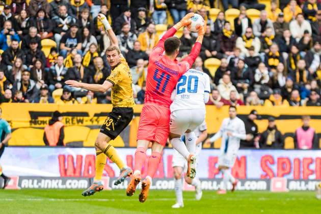 25 10 2025, xomx, Soccer 2 Bundesliga, Dynamo Dresden SC Paderborn 07 v l Dennis Seimen SC Paderborn 07 has the ball firmly in his grasp Christoph Daferner Dynamo Dresden , Felix Götze SC Paderborn 07 DFL DFB REGULATIONS PROHIBIT ANY USE OF PHOTOGRAPHS as IMAGE SEQUENCES and or QUASI VIDEO Dresden