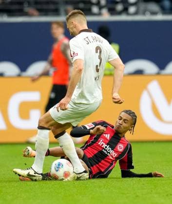 Jean Matteo Bahoya Eintracht Frankfurt, 19 vs Karol Mets FC St Pauli, 3 GER, Eintracht Frankfurt vs FC St Pauli, Football, 1 Bundesliga, Matchday 8, Season 2025 2026, 25 10 2025 DFL REGULATIONS PROHIBIT ANY USE OF PHOTOGRAPHS AS IMAGE SEQUENCES AND OR QUASI VIDEO GER, Eintracht Frankfurt vs FC St Pauli, Football, 1 Bundesliga, Matchday 8, Season 2025 2026, 25 10 2025 Frankfurt Copyright: xEibner-Pressefoto ScottxColemanx EP_SCN