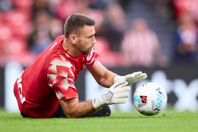 October 25, 2025, Bilbao, Vizcaya, SPAIN: Unai Simon of Athletic Club warms up prior to the LaLiga EA Sports match between Athletic Club and Getafe CF at San Mames on October 25, 2025, in Bilbao, Spain. Bilbao SPAIN - ZUMAa181 20251025_zaa_a181_156 Copyright: xRicardoxLarreinax