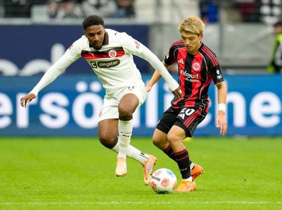 Oladapo Afolayan FC St Pauli, 17 zweikampf Ritsu Doan Eintracht Frankfurt, 20 GER, Eintracht Frankfurt vs FC St Pauli, Football, 1 Bundesliga, Matchday 8, Season 2025 2026, 25 10 2025 DFL REGULATES PROHIBIT ANY USE OF PHOTOGRAPHS AS IMAGE SEQUENCES AND OR QUASI VIDEO GER, Eintracht Frankfurt vs FC St Pauli, Football, 1 Bundesliga, Matchday 8, Season 2025 2026, 25 10 2025 Frankfurt Copyright: xEibner-Pressefoto ScottxColemanx EP_SCN