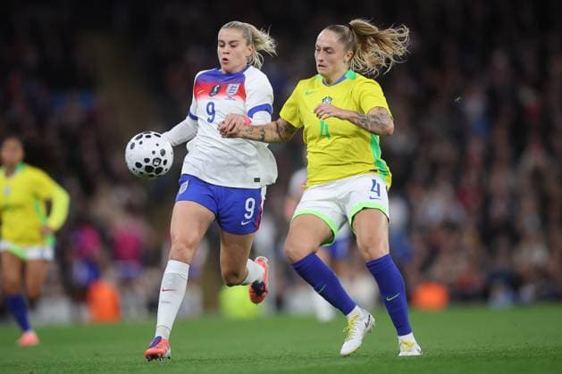 England gegen Brasilien 25. Oktober 2025, Manchester Internationales Freundschaftsspiel der Frauen England gegen Brasilien Alessia Russo aus England und Isa Haas aus Brasilien Foto  Copyright: xDanielxChestertonxOffside