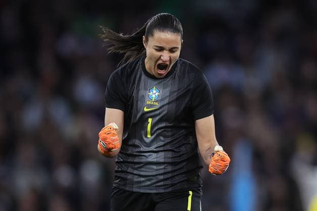 England gegen Brasilien 25. Oktober 2025, Manchester Internationales Freundschaftsspiel der Frauen England gegen Brasilien Lorena aus Brasilien feiert ihren zweiten Treffer zum 0  Copyright: xDanielxChestertonxOffside