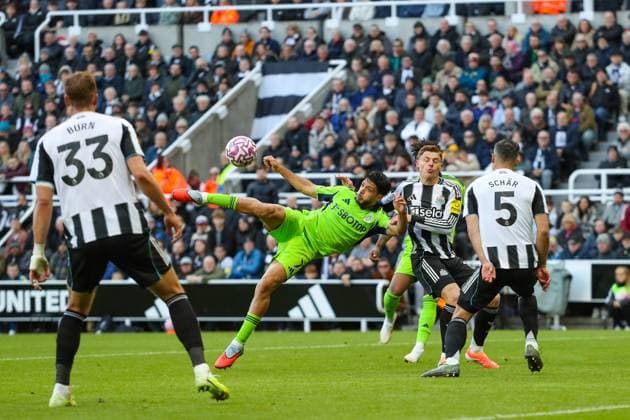 Newcastle United v Fulham, Premier League Raul JimÃ nez Of Fulham tries a bicycle kick during the Newcastle United v Fulham Premier League match at St. James Park, Newcastle Upon Tyne, England on 25 October 2025 Credit: Lee Keuneke Every Second Media Editorial use only. All images are copyright Every Second Media Limited. No images may be reproduced without prior permission. All rights reserved. Premier League and Football League images are subject to licensing agreements with Football DataCo Limited. see https: www.football-dataco.com Copyright: xIMAGO EveryxSecondxMediax ESM-1639-0111 LeexKeunekex xEveryxSecondxMediax