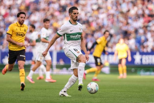 October 25, 2025, Cornella, Barcelona, SPAIN: Pedro Bigas of Elche CF in action during the Spanish league, La Liga EA Sports, football match played between RCD Espanyol and Elche CF at RCDE Stadium on October 25, 2025 in Cornella, Barcelona, Spain. Cornella SPAIN - ZUMAa181 20251025_zaa_a181_172 Copyright: xJavierxBorregox