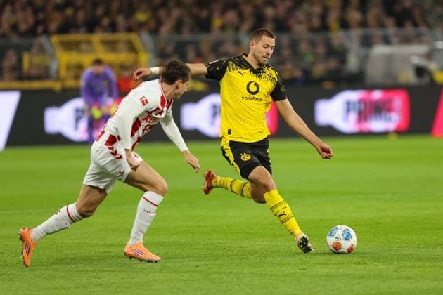 duel between Waldemar Anton Borussia Dortmund, 3 and Jakub Kaminski 1 FC Koeln, 16 GER, Borussia Dortmund vs 1 FC Koeln, Football, 1 Liga, Matchday 8, Season 2025 2026, 25 10 2025 DFL REGULATIONS PROHIBIT ANY USE OF PHOTOGRAPHS AS IMAGE SEQUENCES AND OR QUASI VIDEO GER, Borussia Dortmund vs 1 FC Koeln, Football, 1 Liga, Matchday 8, Season 2025 2026, 25 10 2025 Dortmund Copyright: xEibner-Pressefoto FrankxZeisingx EP_FZG