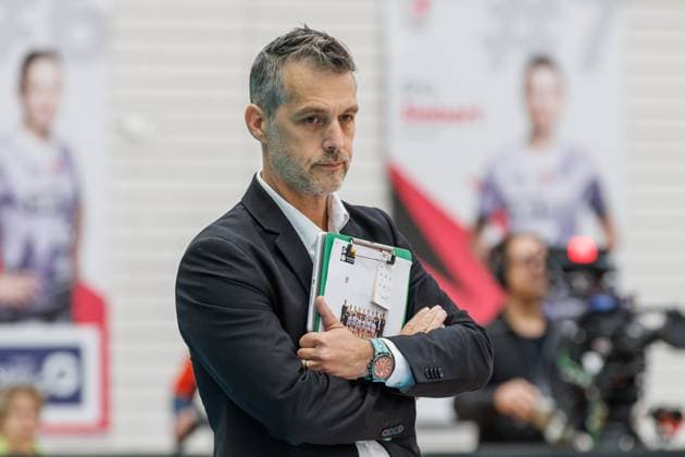 Laszlo Hollosy Suhl, Coach , 25 10 2025, Erfurt Germany , Volleyball, 1 Bundesliga Women, Schwarz Weiss Erfurt VfB 91 Suhl Lotto Thüringen xprx