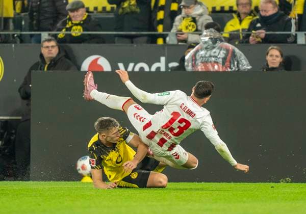 One-on-one fight between Said El Mala 1 FC Koeln, 13 and Nico SCHLOTTERBECK Borussia Dortmund, 4 25 10 2025, Football, 1 Bundesliga Borussia Dortmund 1 FC Köln in Dortmund, Signal Iduna Park DFL regulations prohibit any use of photographs as image sequences and or quasi video Copyright: HMBxMedia xMarcoxBader