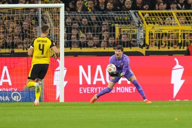Gregor Kobel Borussia Dortmund, 1 GER, Borussia Dortmund vs 1 FC Koeln, Football, 1 Liga, Matchday 8, Season 2025 2026, 25 10 2025 DFL REGULATIONS PROHIBIT ANY USE OF PHOTOGRAPHS AS IMAGE SEQUENCES AND OR QUASI VIDEO GER, Borussia Dortmund vs 1 FC Koeln, Football, 1 Liga, Matchday 8, Season 2025 2026, 25 10 2025 Dortmund Copyright: xEibner-Pressefoto FrankxZeisingx EP_FZG