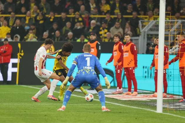 Karim Adeyemi Borussia Dortmund, 27 on the ball, Marvin Schwaebe 1 FC Koeln, 1 GER, Borussia Dortmund vs 1 FC Koeln, Football, 1 Liga, Matchday 8, Season 2025 2026, 25 10 2025 DFL REGULATIONS PROHIBIT ANY USE OF PHOTOGRAPHS AS IMAGE SEQUENCES AND OR QUASI VIDEO GER, Borussia Dortmund vs 1 FC Koeln, Football, 1 Liga, Matchday 8, Season 2025 2026, 25 10 2025 Dortmund Copyright: xEibner-Pressefoto FrankxZeisingx EP_FZG