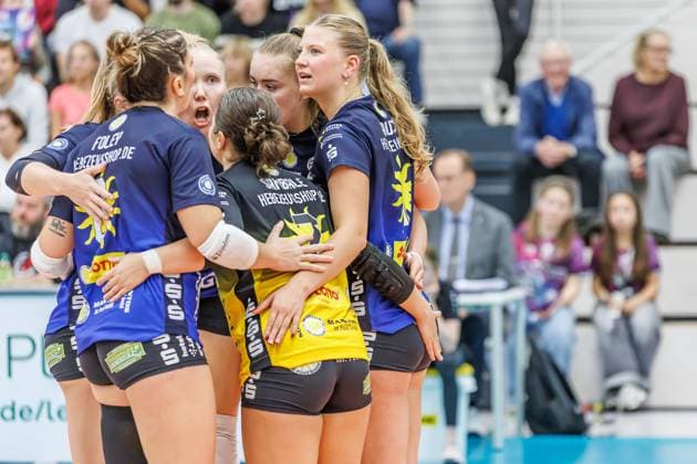 Jubilation at VfB 91 Suhl Lotto Thüringen, 25 10 2025, Erfurt Germany , Volleyball, 1 Bundesliga Women, Schwarz Weiss Erfurt VfB 91 Suhl Lotto Thüringen xprx