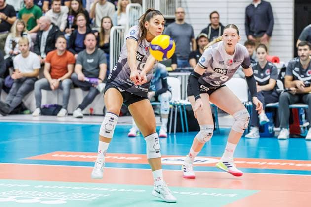 Kinga Szücs Schwarz Weiss Erfurt, 10 receiving the ball right Lea Feistritzer Schwarz Weiss Erfurt, 8 , 25 10 2025, Erfurt Germany , Volleyball, 1 Bundesliga Women, Schwarz Weiss Erfurt VfB 91 Suhl Lotto Thüringen xprx