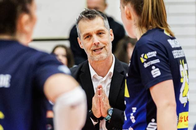 Laszlo Hollosy Suhl, Coach gesticulating, 25 10 2025, Erfurt Germany , Volleyball, 1 Bundesliga Women, Schwarz Weiss Erfurt VfB 91 Suhl Lotto Thüringen xprx