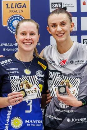 from left Lara Nagels Suhl, 3 , Isabel Kovacic Schwarz Weiss Erfurt, 11 Most Valuable Player, 25 10 2025, Erfurt Germany , Volleyball, 1 Bundesliga Women, Schwarz Weiss Erfurt VfB 91 Suhl Lotto Thüringen xprx