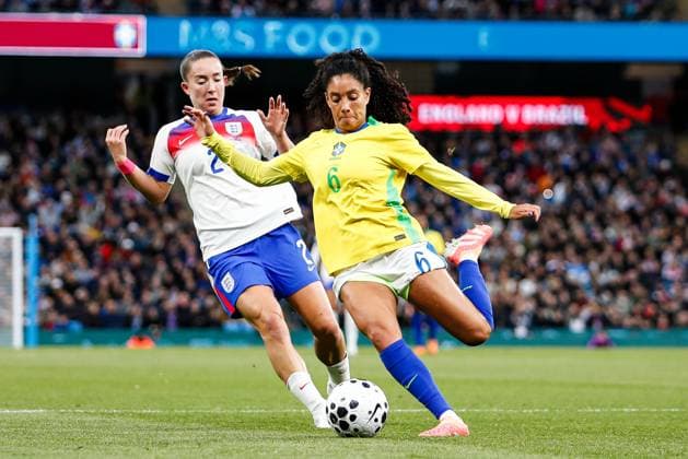 England Women v Brazil Women International Friendly, Länderspiel, Nationalmannschaft Maya LE TISSIER of England Women and Yasmim ASSIS RIBEIRO of Brazil Women during the International Friendly match at the City of Manchester Stadium, Manchester UK Newspapers OUT Copyright: xMaxxTomlinsonx FIL-22400-0058