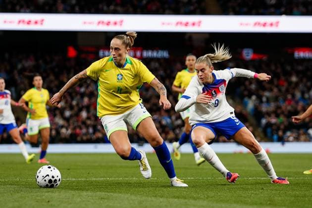 England Women v Brazil Women International Friendly, Länderspiel, Nationalmannschaft Alessia RUSSO of England Women and Isadora HAAS GEHLEN of Brazil Women during the International Friendly match at the City of Manchester Stadium, Manchester UK Newspapers OUT Copyright: xMaxxTomlinsonx FIL-22400-0061