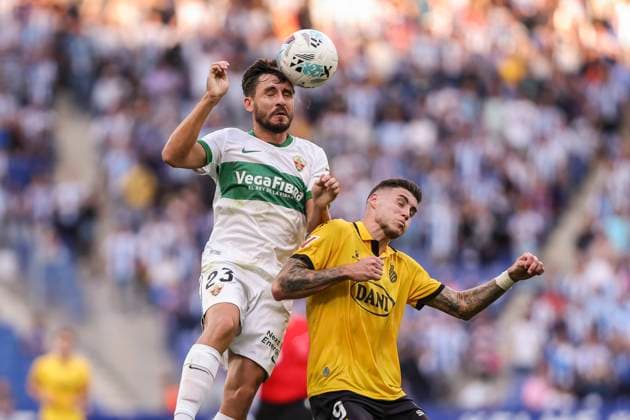 October 25, 2025, Cornella, Barcelona, SPAIN: Victor Chust of Elche CF and Roberto Fernandez fight for the ball during the Spanish league, La Liga EA Sports, football match played between RCD Espanyol and Elche CF at RCDE Stadium on October 25, 2025 in Cornella, Barcelona, Spain. Cornella SPAIN - ZUMAa181 20251025_zaa_a181_186 Copyright: xJavierxBorregox